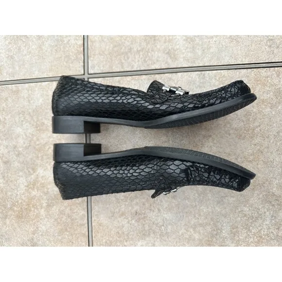 Stuart weitzman black snake print leather loafers