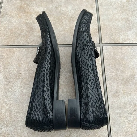 Stuart weitzman black snake print leather loafers