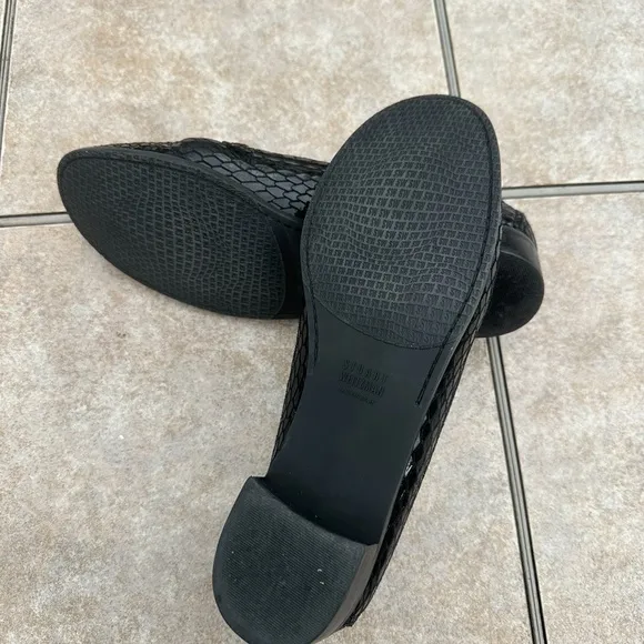 Stuart weitzman black snake print leather loafers