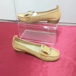 Stuart Weitzman Women’s SZ 4M Loafers Flats Leather. Condition is Pre-owned.