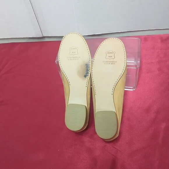 Stuart Weitzman Women’s SZ 4M Loafers Flats Leather. Condition is Pre-owned.