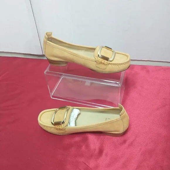 Stuart Weitzman Women’s SZ 4M Loafers Flats Leather. Condition is Pre-owned.