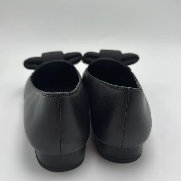 Sue Comma Bonnie black leather loafers size 7 bow