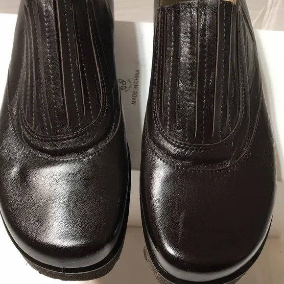 Taryn Rose Leather loafers. Made in Italy