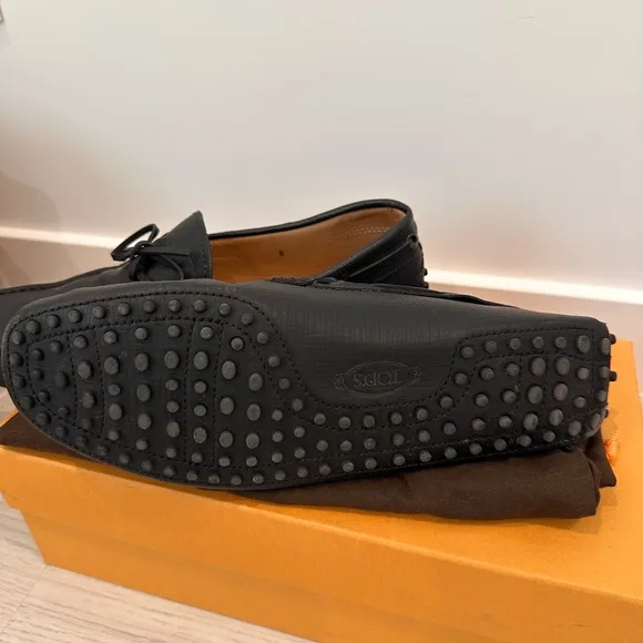 Tod's Black Loafers Sleek Slip-On Design