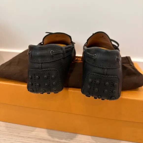 Tod's Black Loafers Sleek Slip-On Design