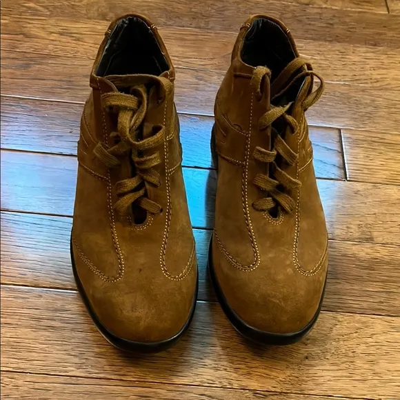 Tod's Brown boots with Suede Finish and Wing-tip Detailing size UK 7 = US 8.5
