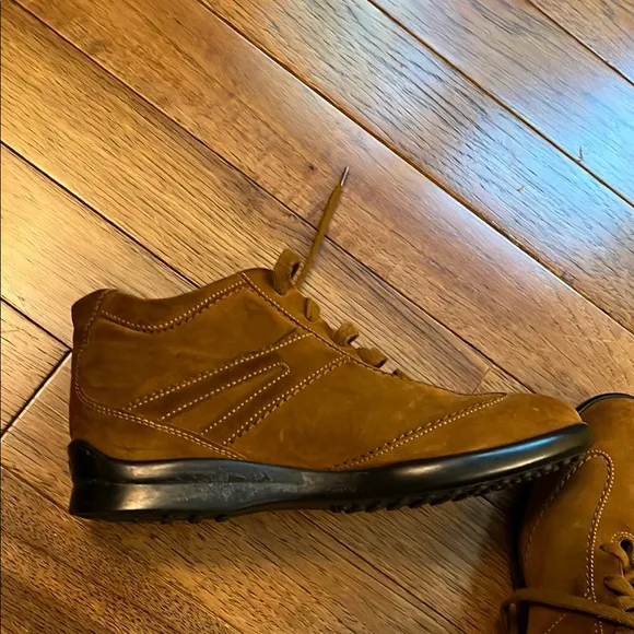 Tod's Brown boots with Suede Finish and Wing-tip Detailing size UK 7 = US 8.5