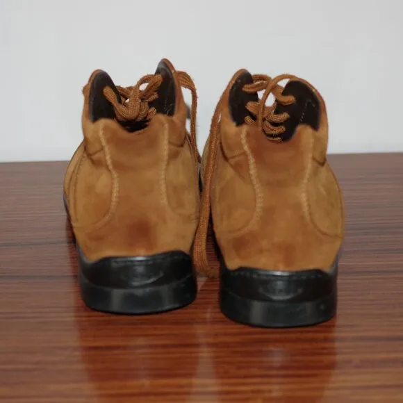Tod's Brown boots with Suede Finish and Wing-tip Detailing size UK 7 = US 8.5