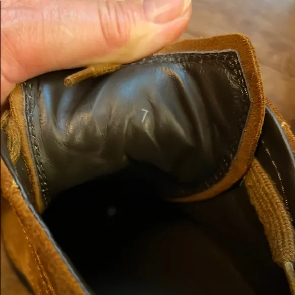 Tod's Brown boots with Suede Finish and Wing-tip Detailing size UK 7 = US 8.5