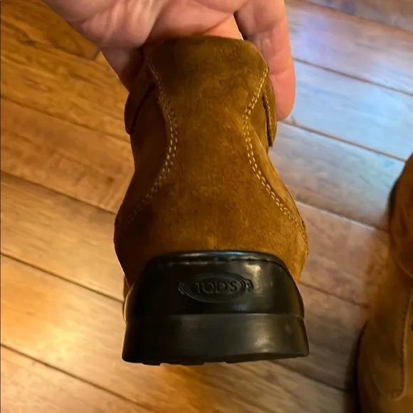 Tod's Brown boots with Suede Finish and Wing-tip Detailing size UK 7 = US 8.5