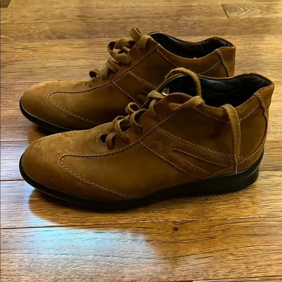 Tod's Brown boots with Suede Finish and Wing-tip Detailing size UK 7 = US 8.5