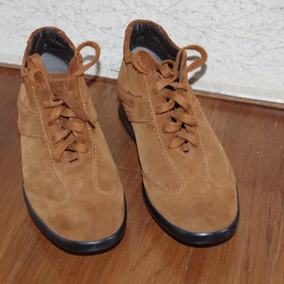 Tod's Brown boots with Suede Finish and Wing-tip Detailing size UK 7 = US 8.5