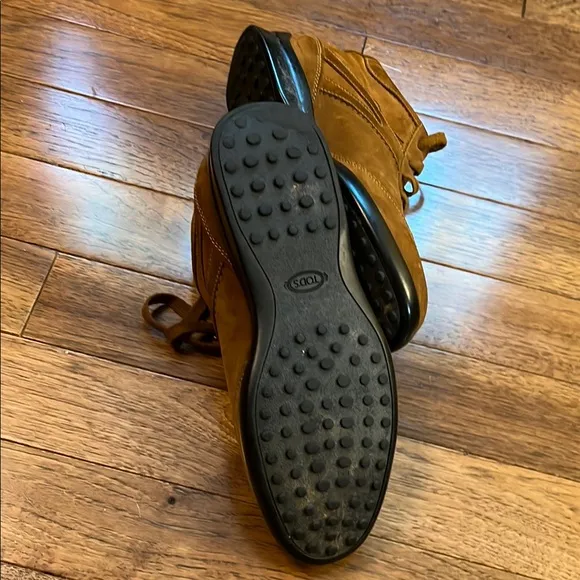 Tod's Brown boots with Suede Finish and Wing-tip Detailing size UK 7 = US 8.5
