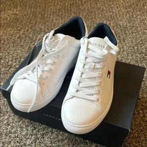 Tommy Hilfiger White Sneakers Minimalist Design
