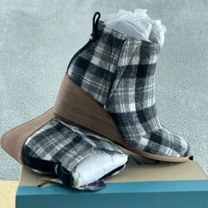 TOMS Women's Clare Wedge Boot, Black/Grey Plaid, 8 NWB S161