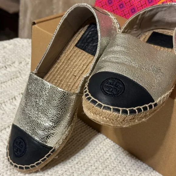 Tory Burch 6.5 leather espadrilles slip on sneaker shoe metallic silver navy tan