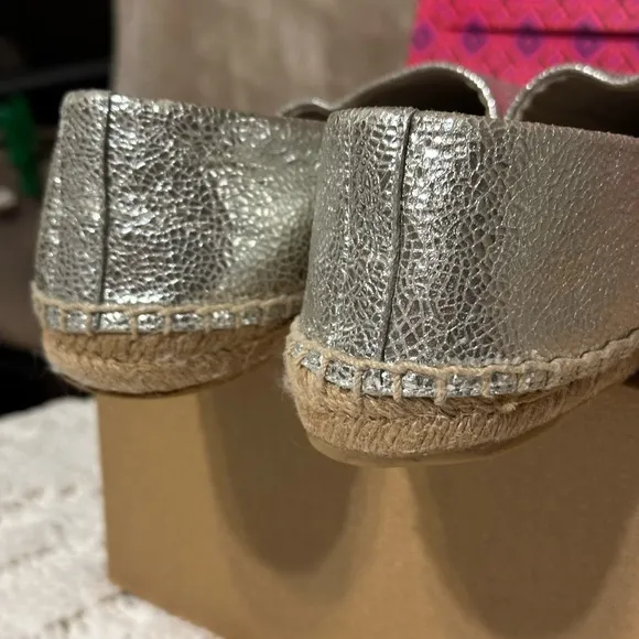 Tory Burch 6.5 leather espadrilles slip on sneaker shoe metallic silver navy tan