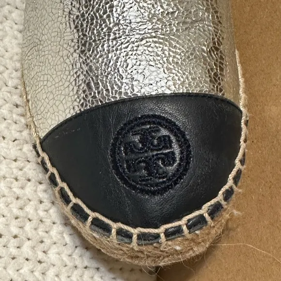 Tory Burch 6.5 leather espadrilles slip on sneaker shoe metallic silver navy tan