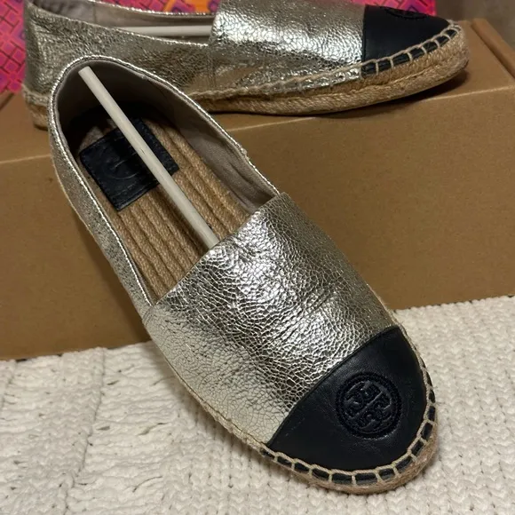 Tory Burch 6.5 leather espadrilles slip on sneaker shoe metallic silver navy tan