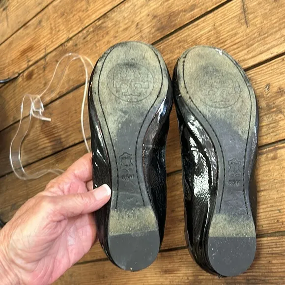 TORY BURCH Black Patent Leather Ballet Flats with Gold Logo sz 6.5