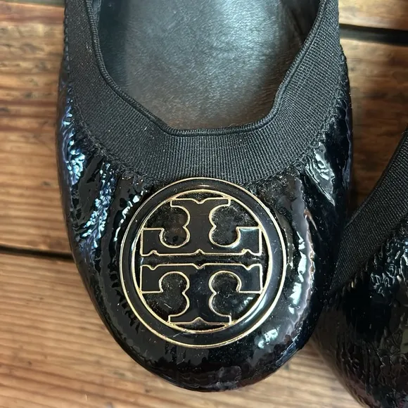TORY BURCH Black Patent Leather Ballet Flats with Gold Logo sz 6.5