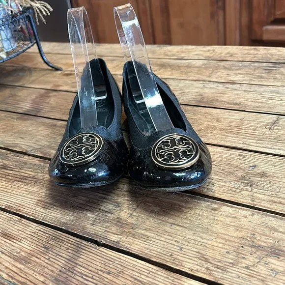 TORY BURCH Black Patent Leather Ballet Flats with Gold Logo sz 6.5