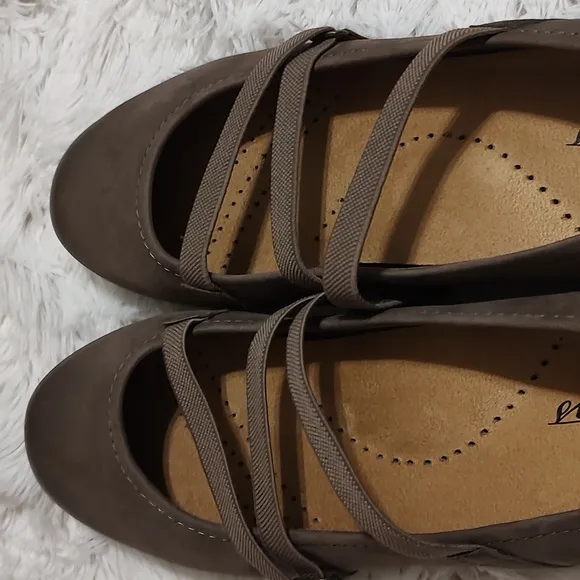 Trotters Della Brownish-Gray Casual Leather Ballet Flats Elastic Straps Sz 10½W