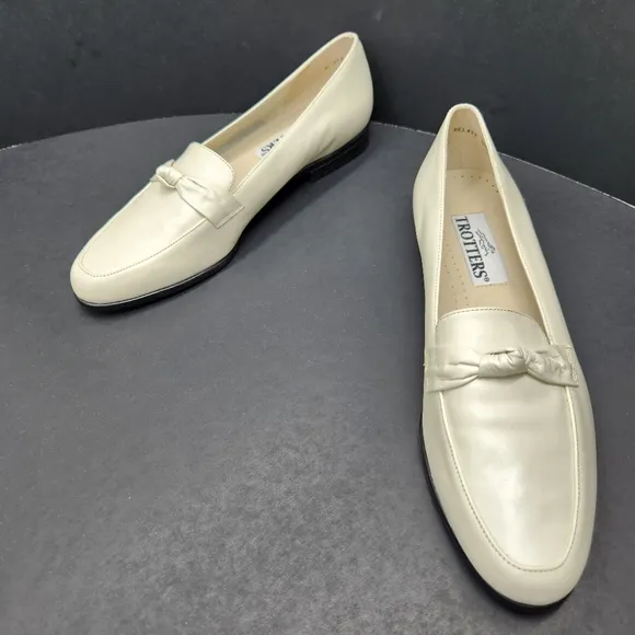 Trotters loafers women's 9 Narrow white glossy leather knot flats Relate preppy