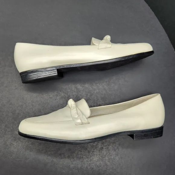 Trotters loafers women's 9 Narrow white glossy leather knot flats Relate preppy