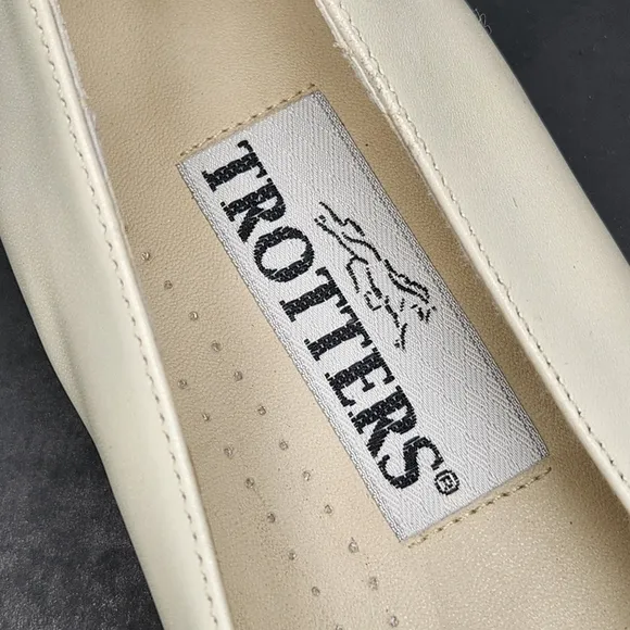 Trotters loafers women's 9 Narrow white glossy leather knot flats Relate preppy