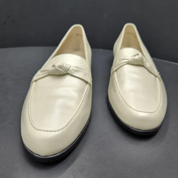 Trotters loafers women's 9 Narrow white glossy leather knot flats Relate preppy