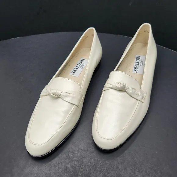 Trotters loafers women's 9 Narrow white glossy leather knot flats Relate preppy