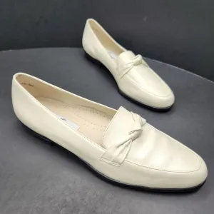 Trotters loafers women's 9 Narrow white glossy leather knot flats Relate preppy