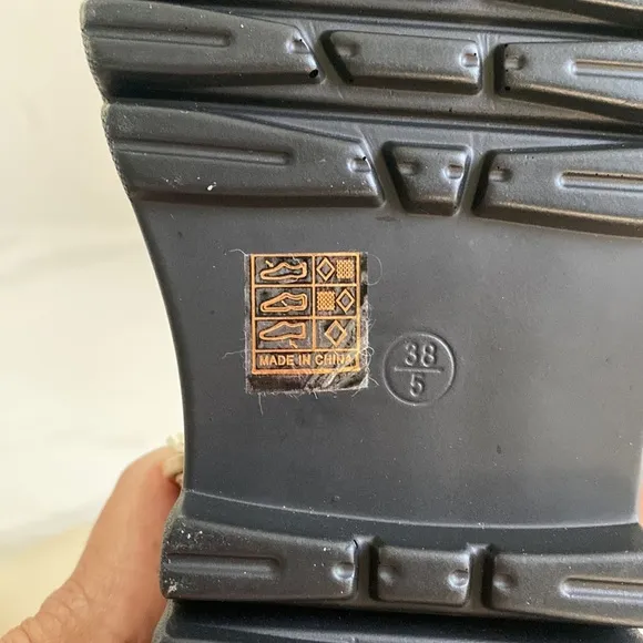 Truffle Collection Chelsea boots NWT- 5UK/7US