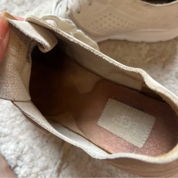 UGG: Cream 'Tye' Cream Suede Lace Up Lightweight Sneakers Size 10