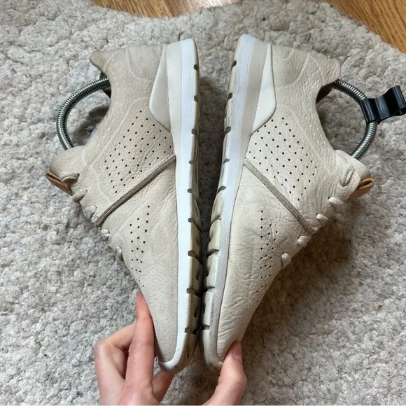 UGG: Cream 'Tye' Cream Suede Lace Up Lightweight Sneakers Size 10