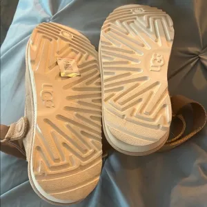 UGG golden star clog size 4 kids