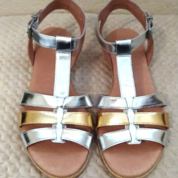 UGG Metallic Leather Gladiator Sandals Sz 9.5 NWOT