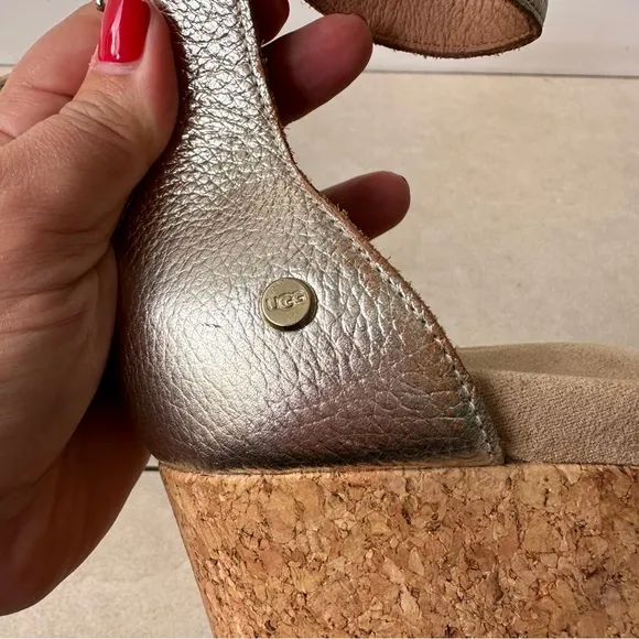 UGG Women’s Zoe II Gold Metallic Wedge Sandals Shoes Size 10