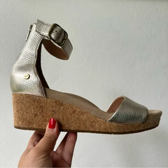 UGG Women’s Zoe II Gold Metallic Wedge Sandals Shoes Size 10