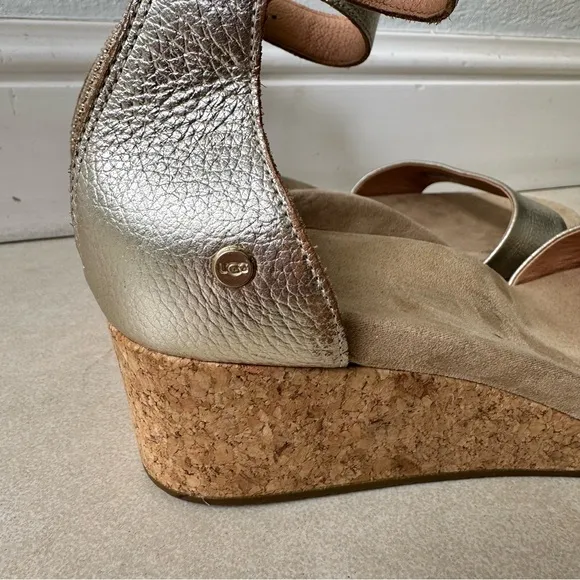 UGG Women’s Zoe II Gold Metallic Wedge Sandals Shoes Size 10