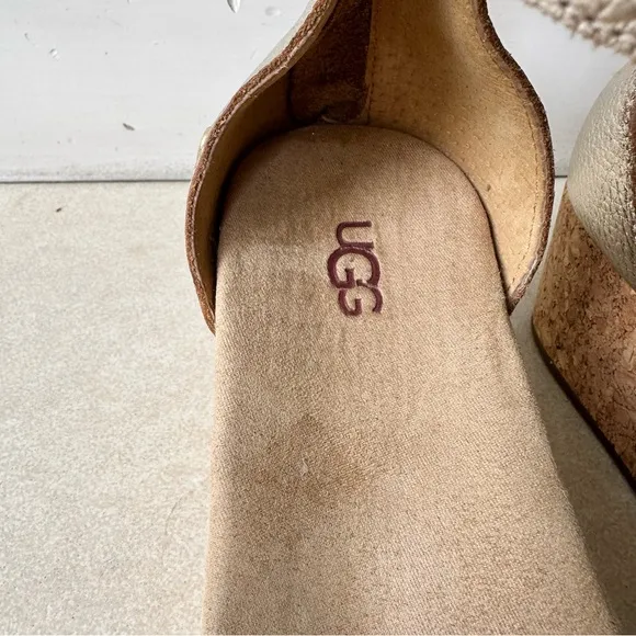 UGG Women’s Zoe II Gold Metallic Wedge Sandals Shoes Size 10