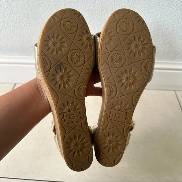 UGG Women’s Zoe II Gold Metallic Wedge Sandals Shoes Size 10