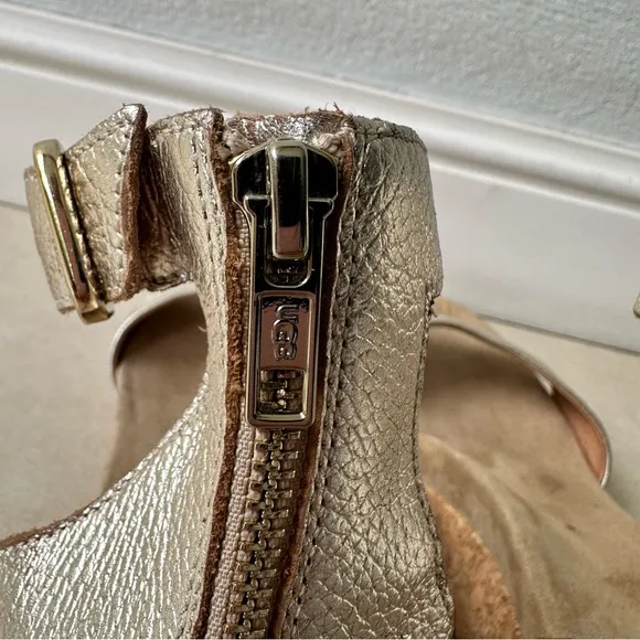 UGG Women’s Zoe II Gold Metallic Wedge Sandals Shoes Size 10
