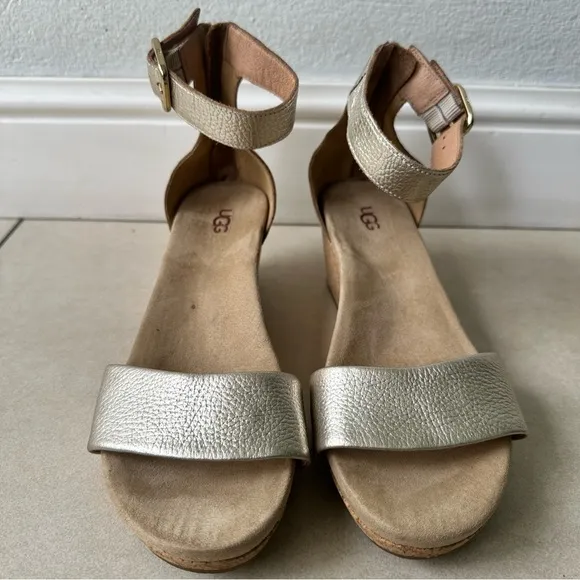 UGG Women’s Zoe II Gold Metallic Wedge Sandals Shoes Size 10