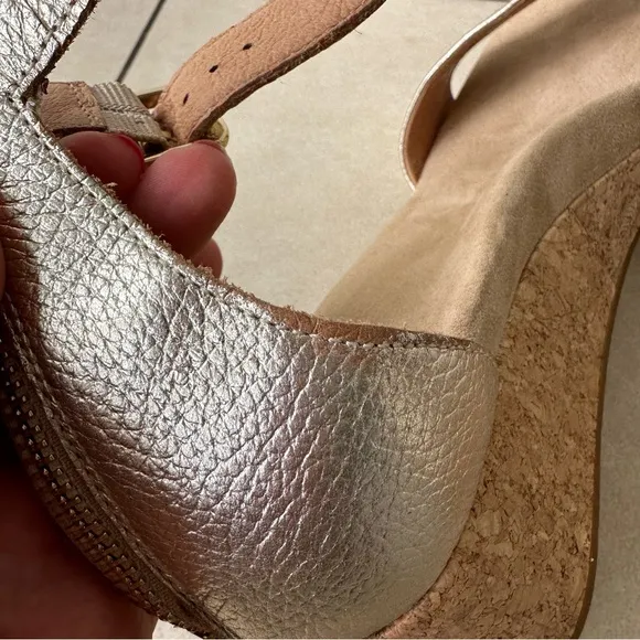 UGG Women’s Zoe II Gold Metallic Wedge Sandals Shoes Size 10