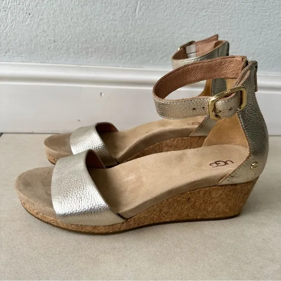 UGG Women’s Zoe II Gold Metallic Wedge Sandals Shoes Size 10