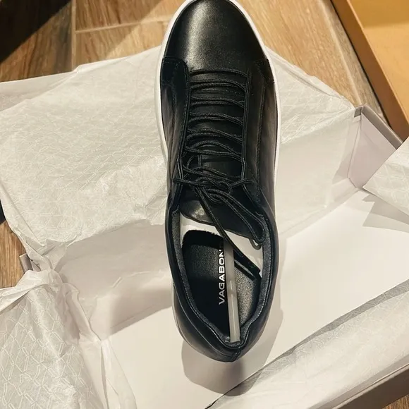 Urban Outfitters Vagabond Black Women's Lace Up leather Sneakers NWT