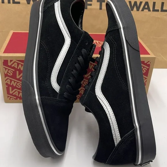 Vans Men’s Black and White Sneakers Old SkoolMetallic BlackVN000CTERMA
